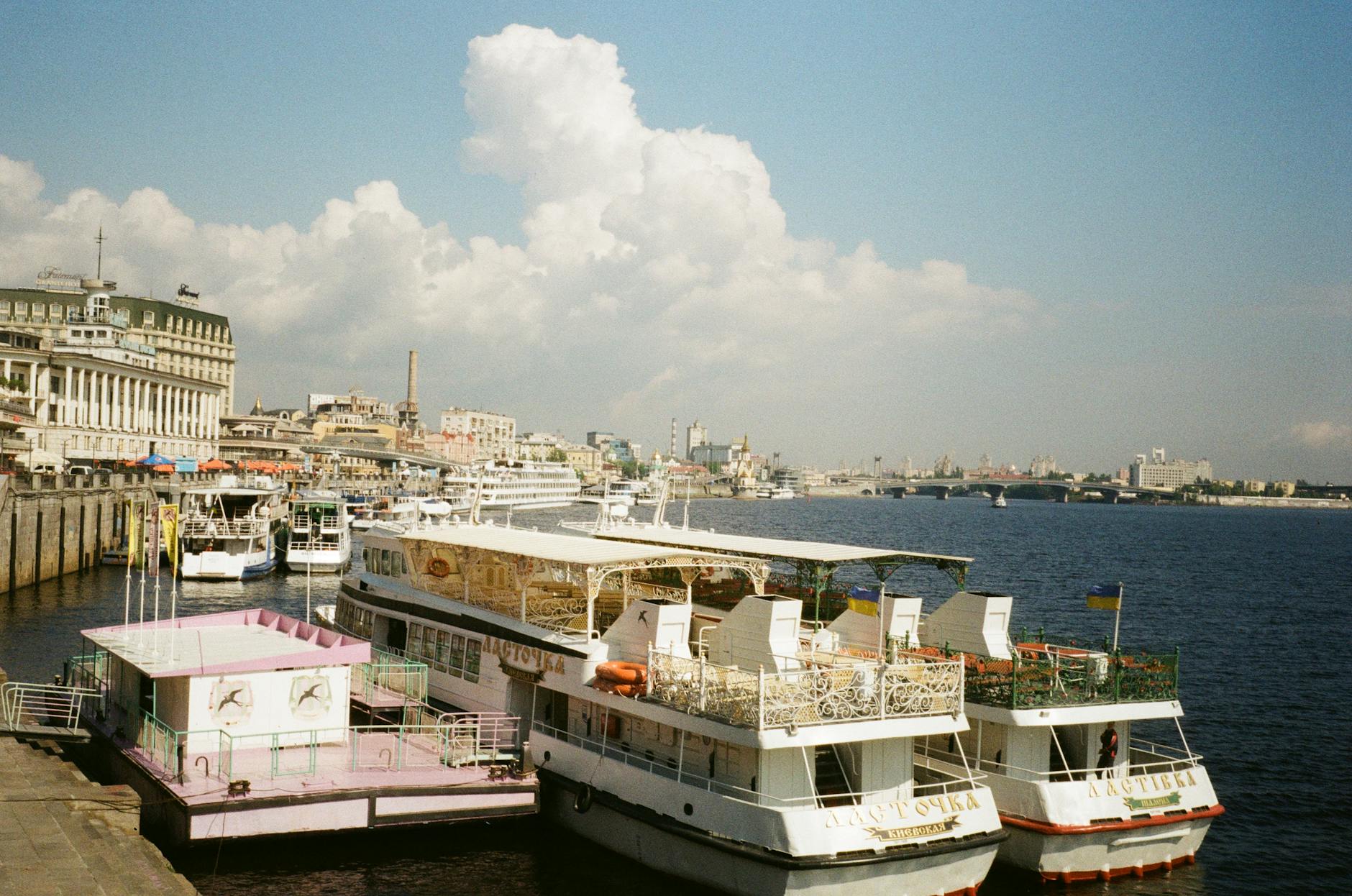 Ukraina od strony wody dla początkujących: jak bezpiecznie zaplanować pierwszy wyjazd z rejsami, przeprawami promowymi i noclegami nad rzekami oraz morzem Białe statki wycieczkowe zacumowane w słonecznej marinie w Kijowie