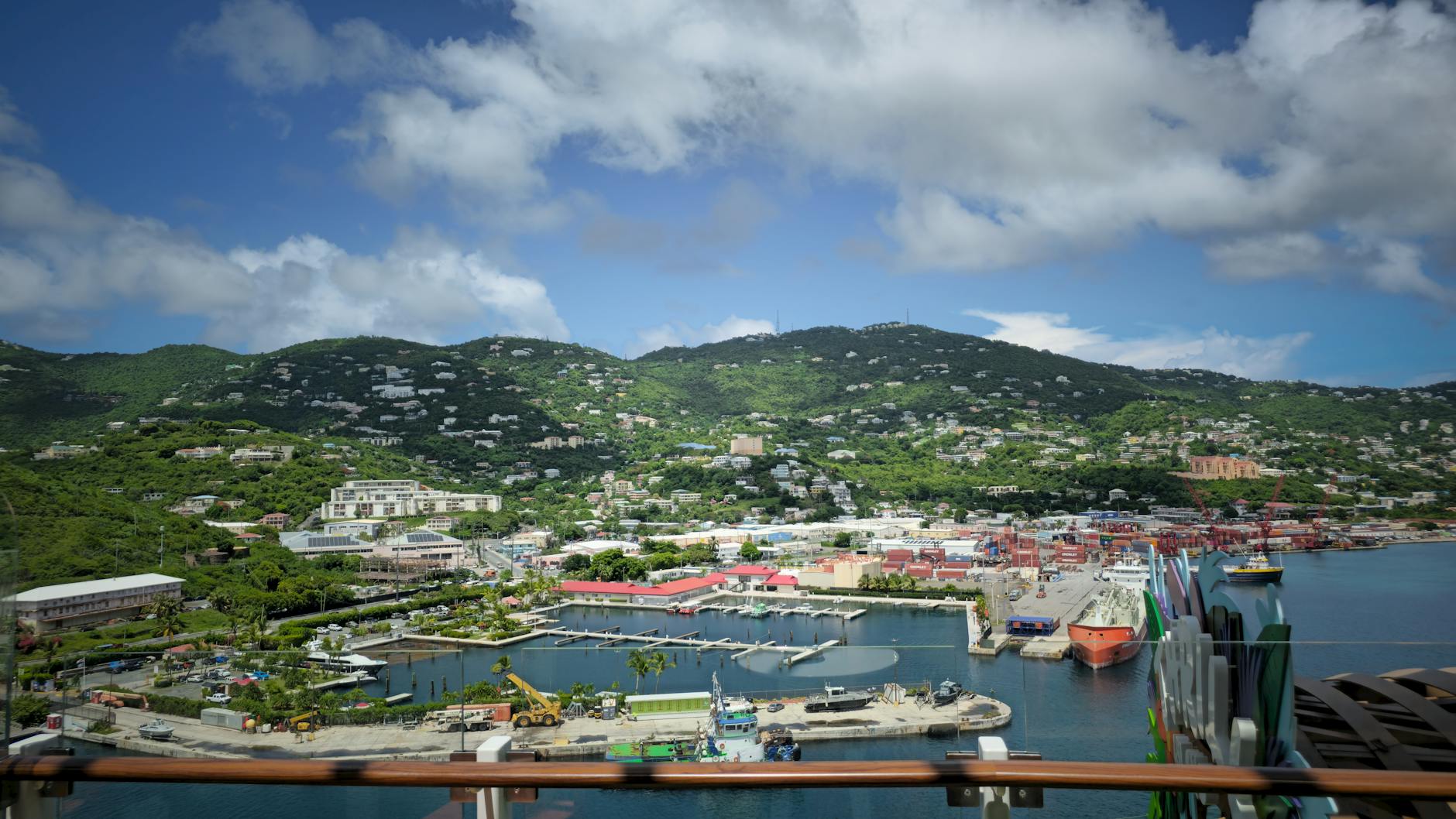 Widok z lotu ptaka na port Charlotte Amalie otoczony zielonymi wzgórzami