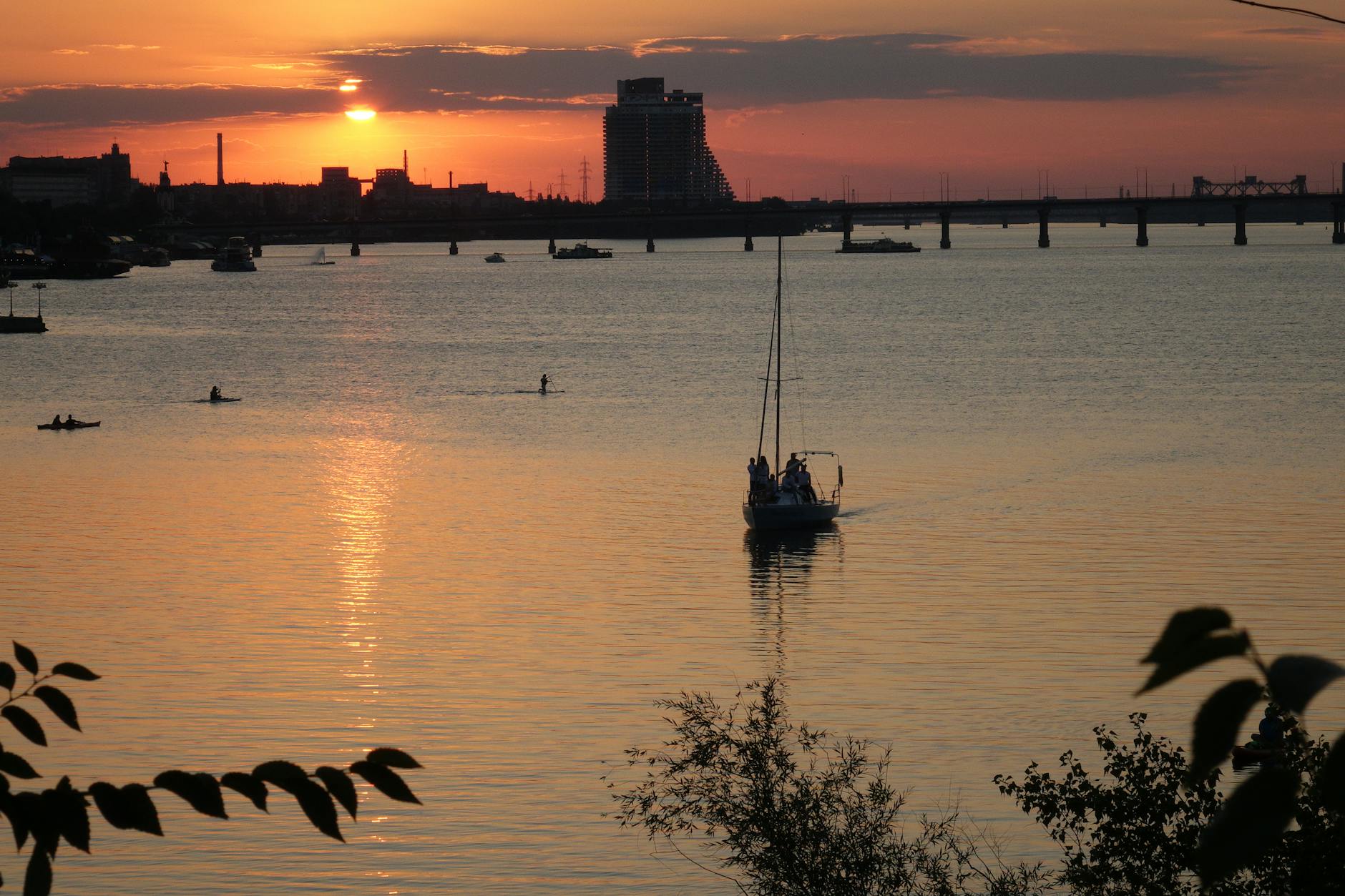 Żaglówka o zachodzie słońca na Dnieprze w Ukrainie