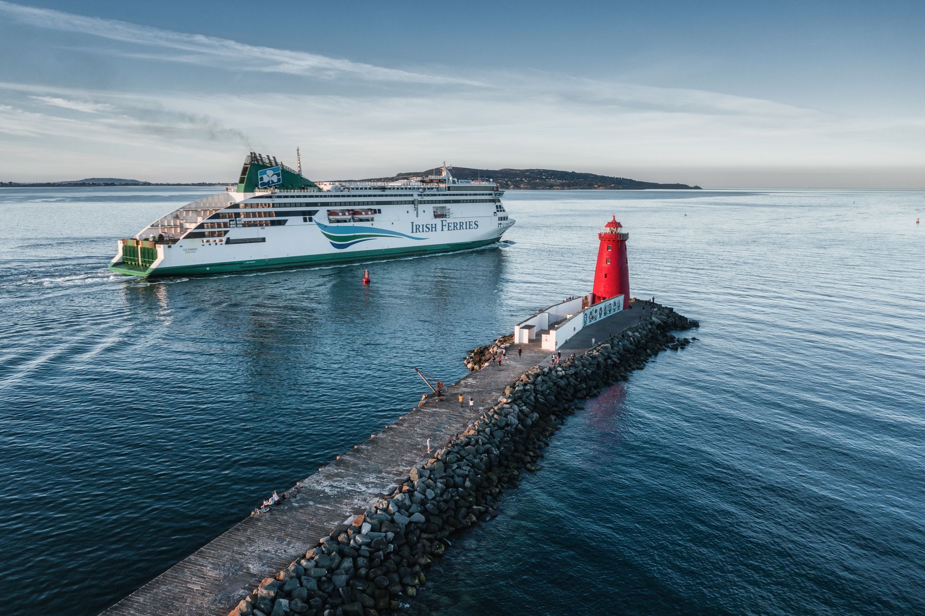 Statek Irish Ferries mijający latarnię Poolbeg w Zatoce Dublińskiej