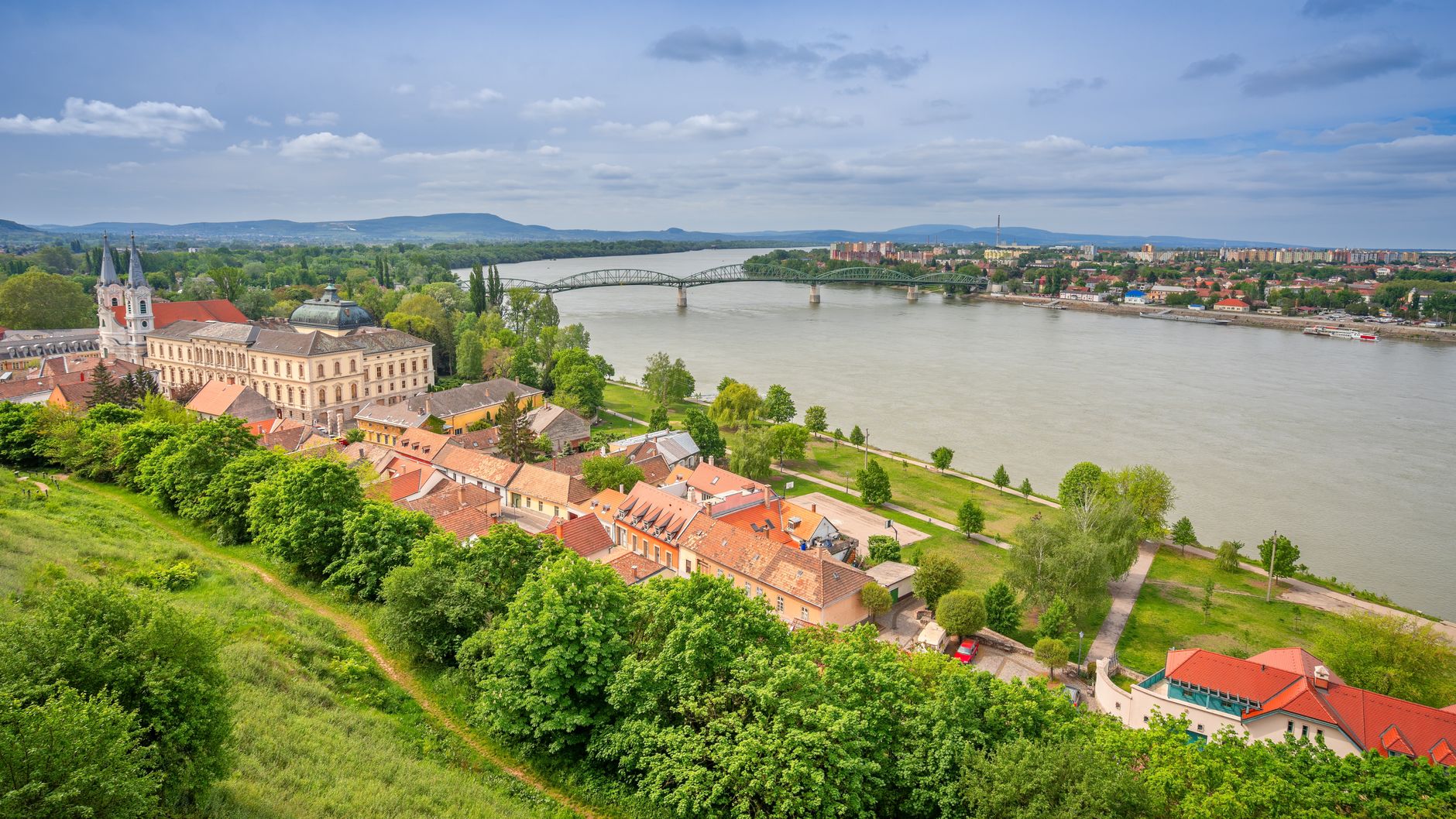 Lotniczy widok na Esztergom nad Dunajem i zabytkową zabudowę