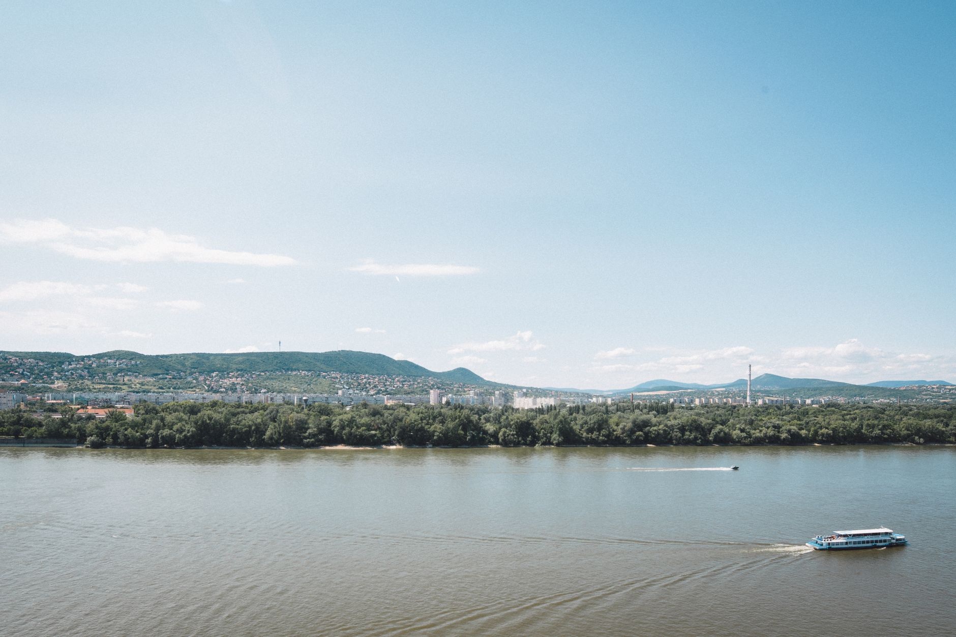 Rumunia na weekend nad wodą: krótka trasa przez Galati, Tulczę i najbliższe odnogi Dunaju Spokojny widok na Dunaj z panoramą Budapesztu w oddali