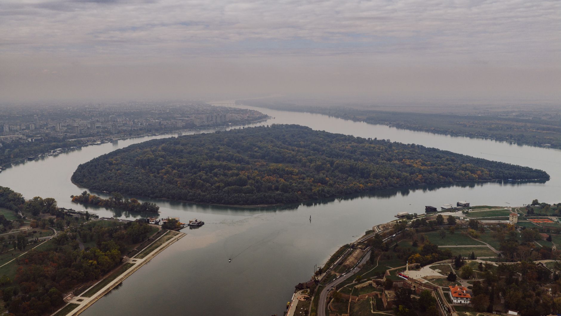Zakole rzeki i panorama miasta widziane z lotu ptaka w Belgradzie