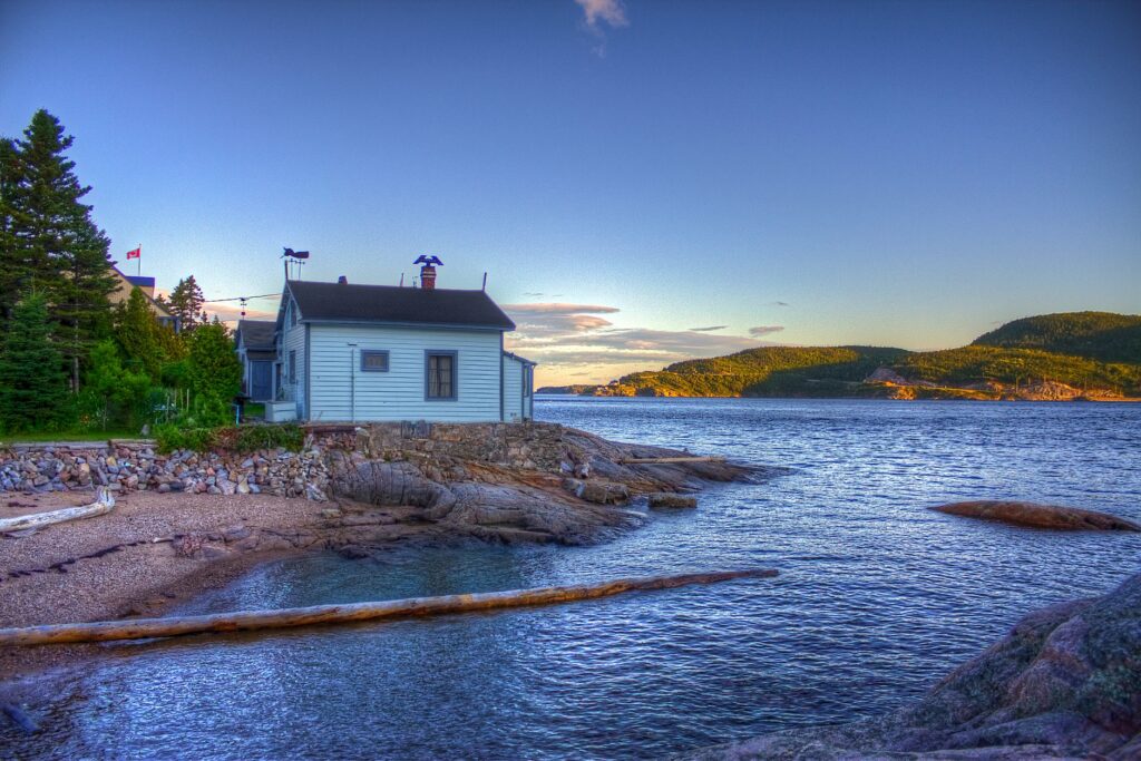 Domek nad jeziorem w Tadoussac
